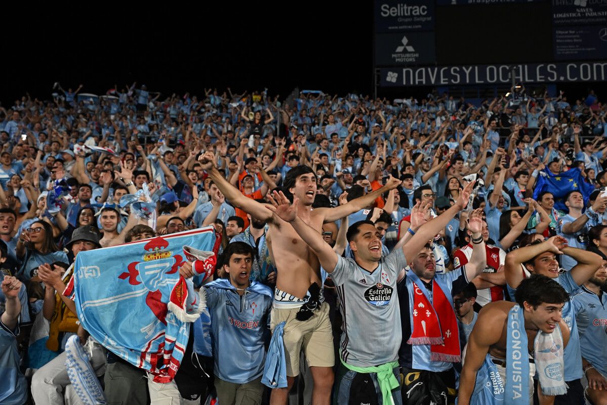  Aficionados del Celta celebran en el Coliseum.