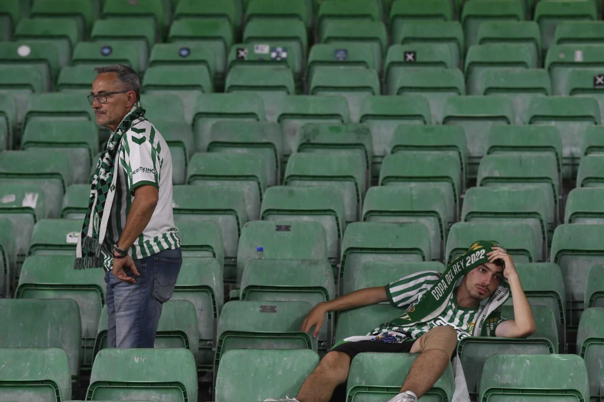 El dolor de los aficionados del Real Betis en el Benito Villamarín.