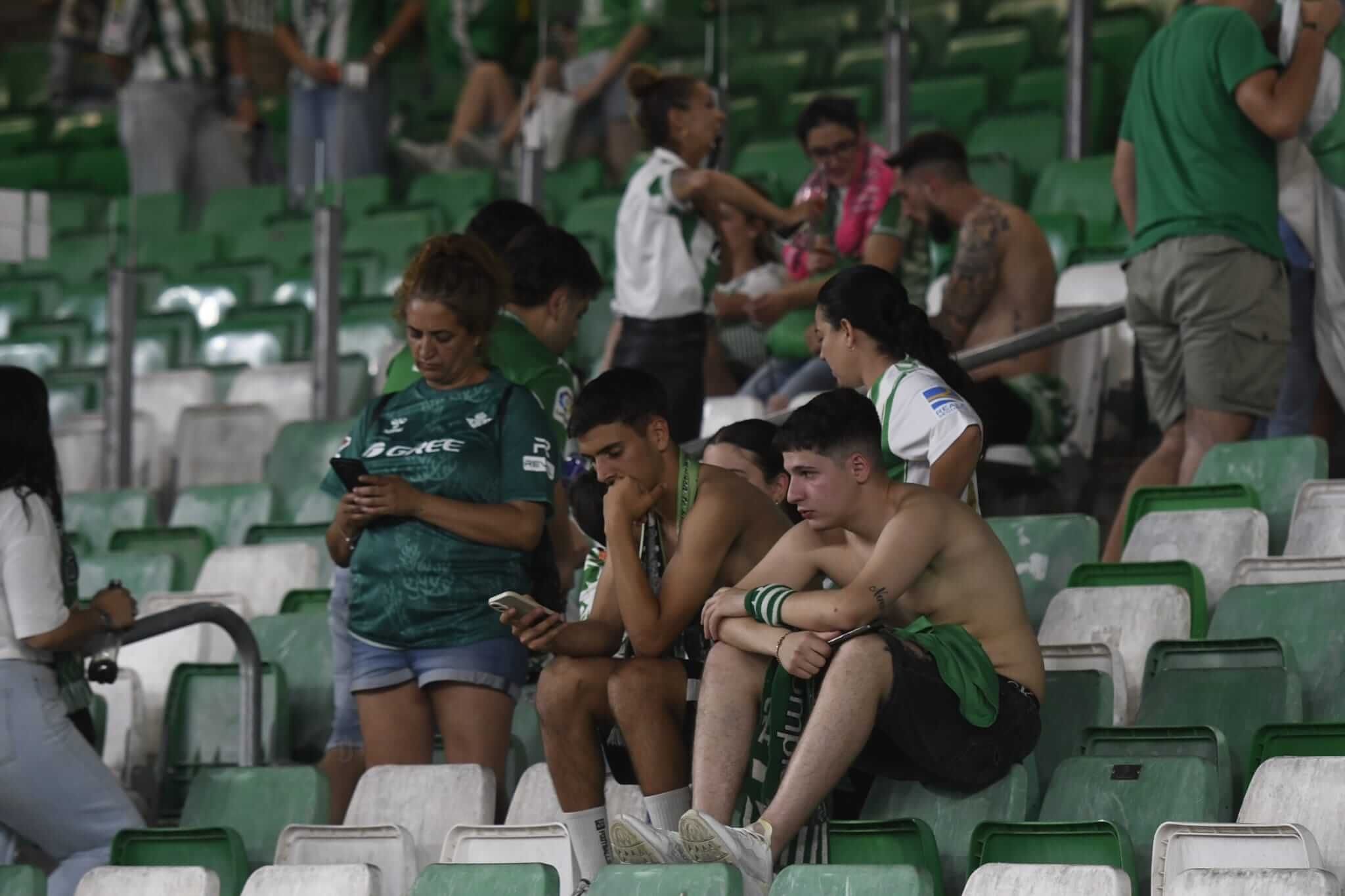 El dolor de los aficionados del Real Betis en el Benito Villamarín.