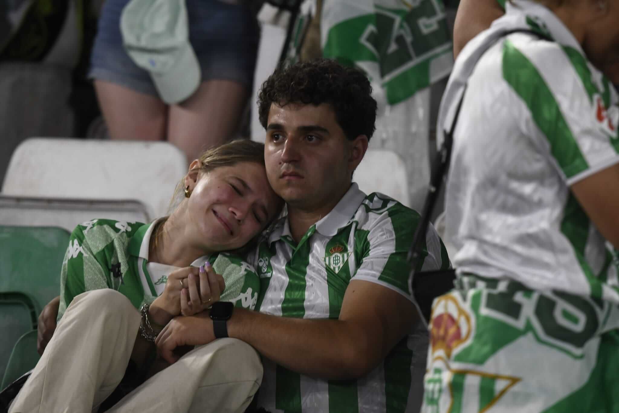 El dolor de los aficionados del Real Betis en el Benito Villamarín.