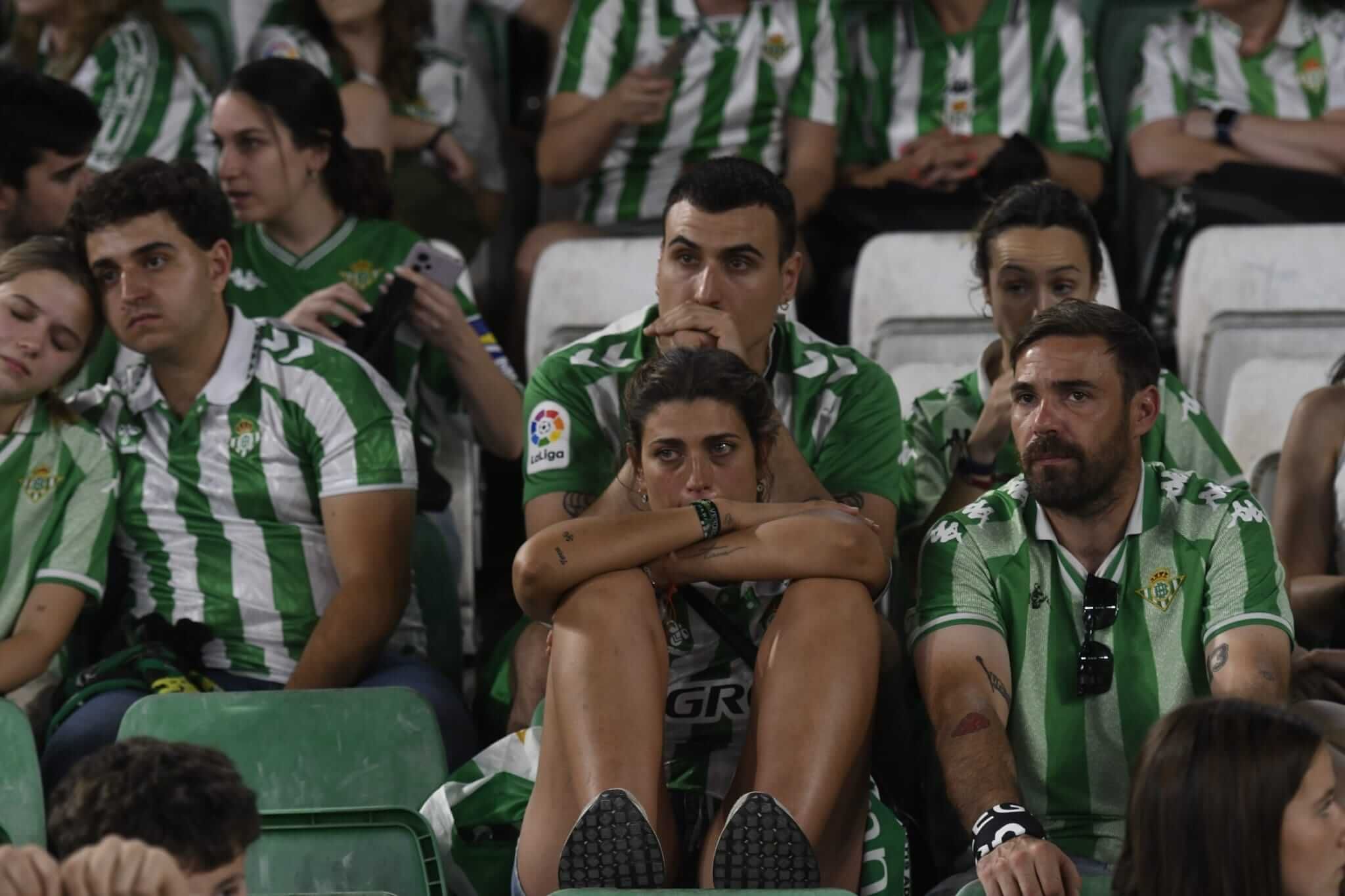 El dolor de los aficionados del Real Betis en el Benito Villamarín.