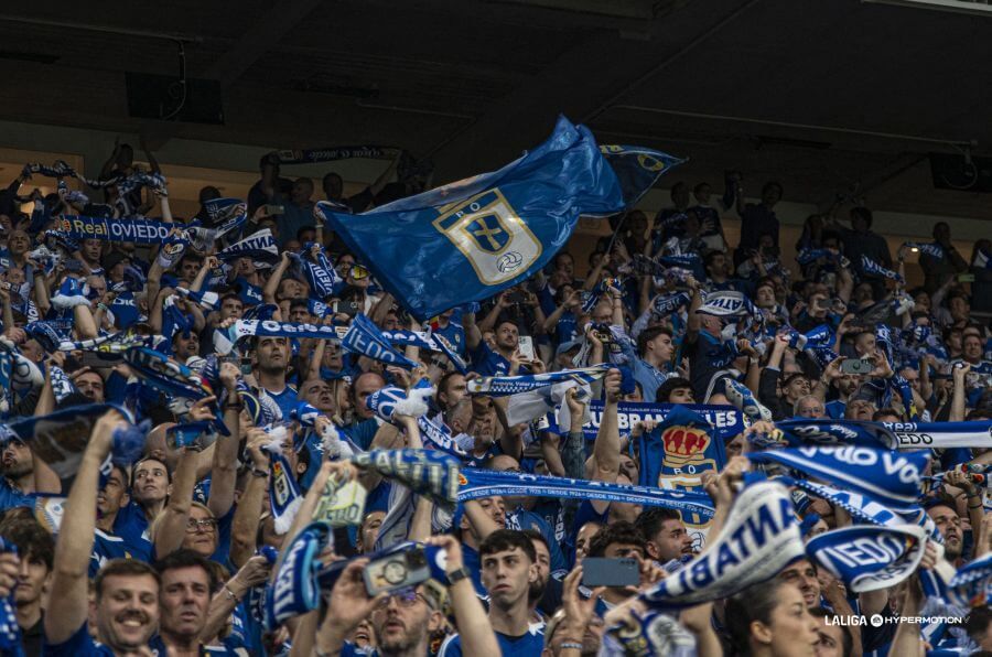  Aficionados del Real Oviedo durante el partido frente al Mirandés.
