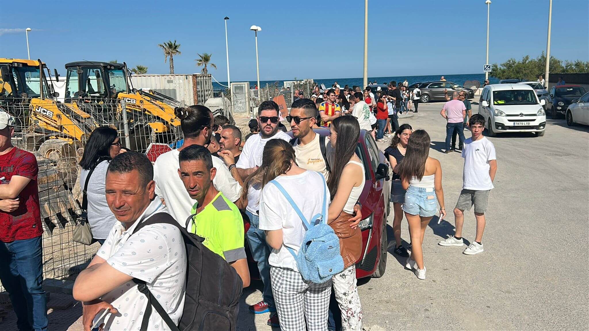  Aficionados haciendo cola para que les firmen Hugo Duro y Javi Guerra