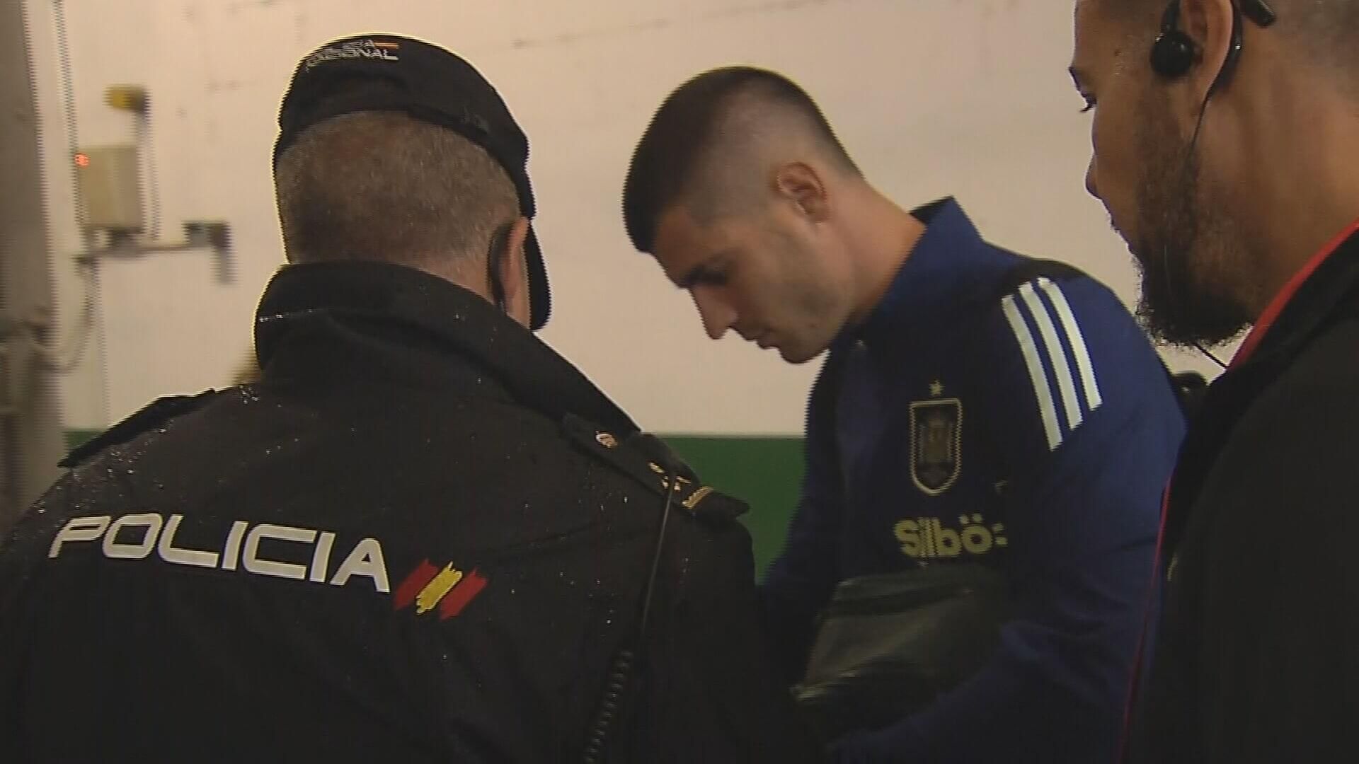  Álvaro Morata con un agente de la Policía en el Nuevo Arcángel