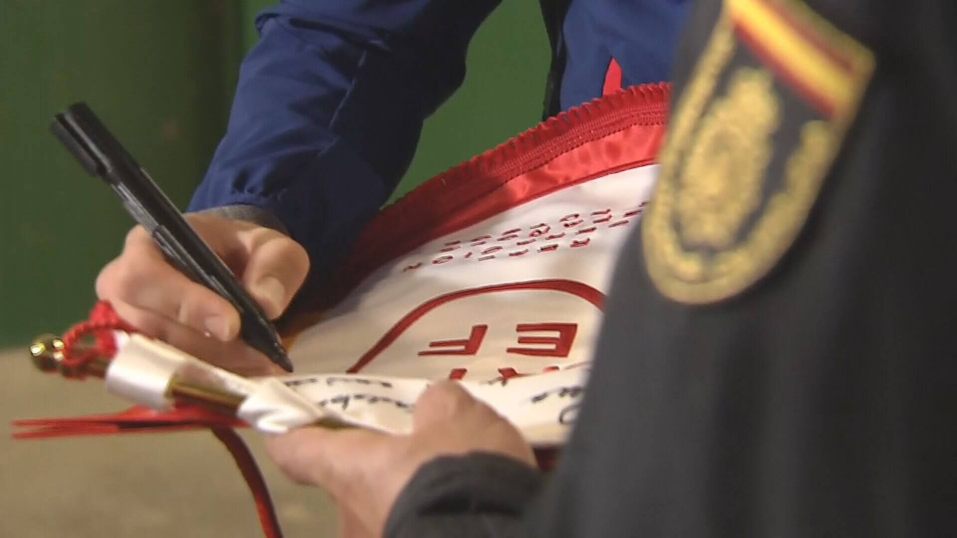  El banderín dedicado por Álvaro Morata a la UPR