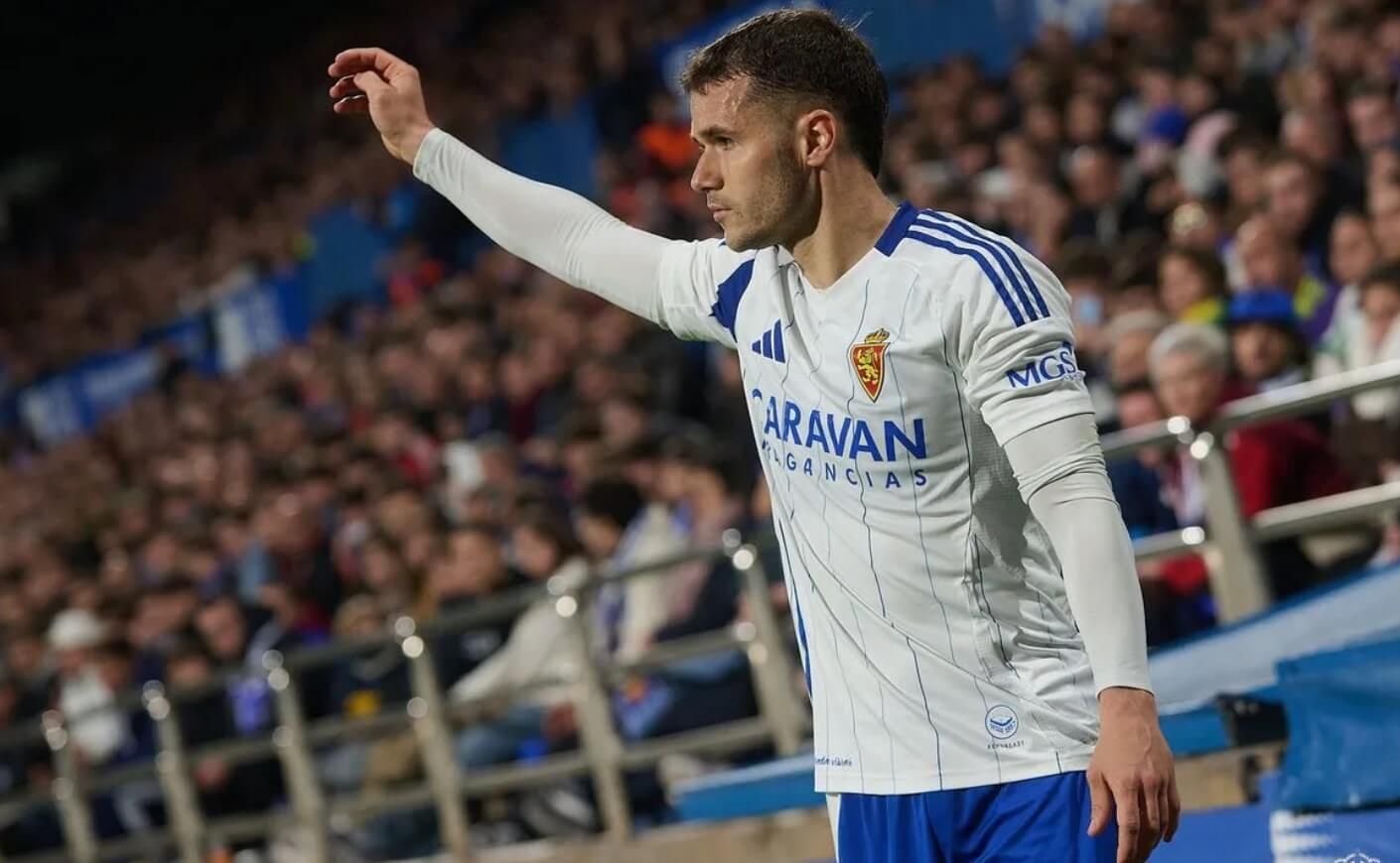 Ager Aketxe saca un córner con el Real Zaragoza.