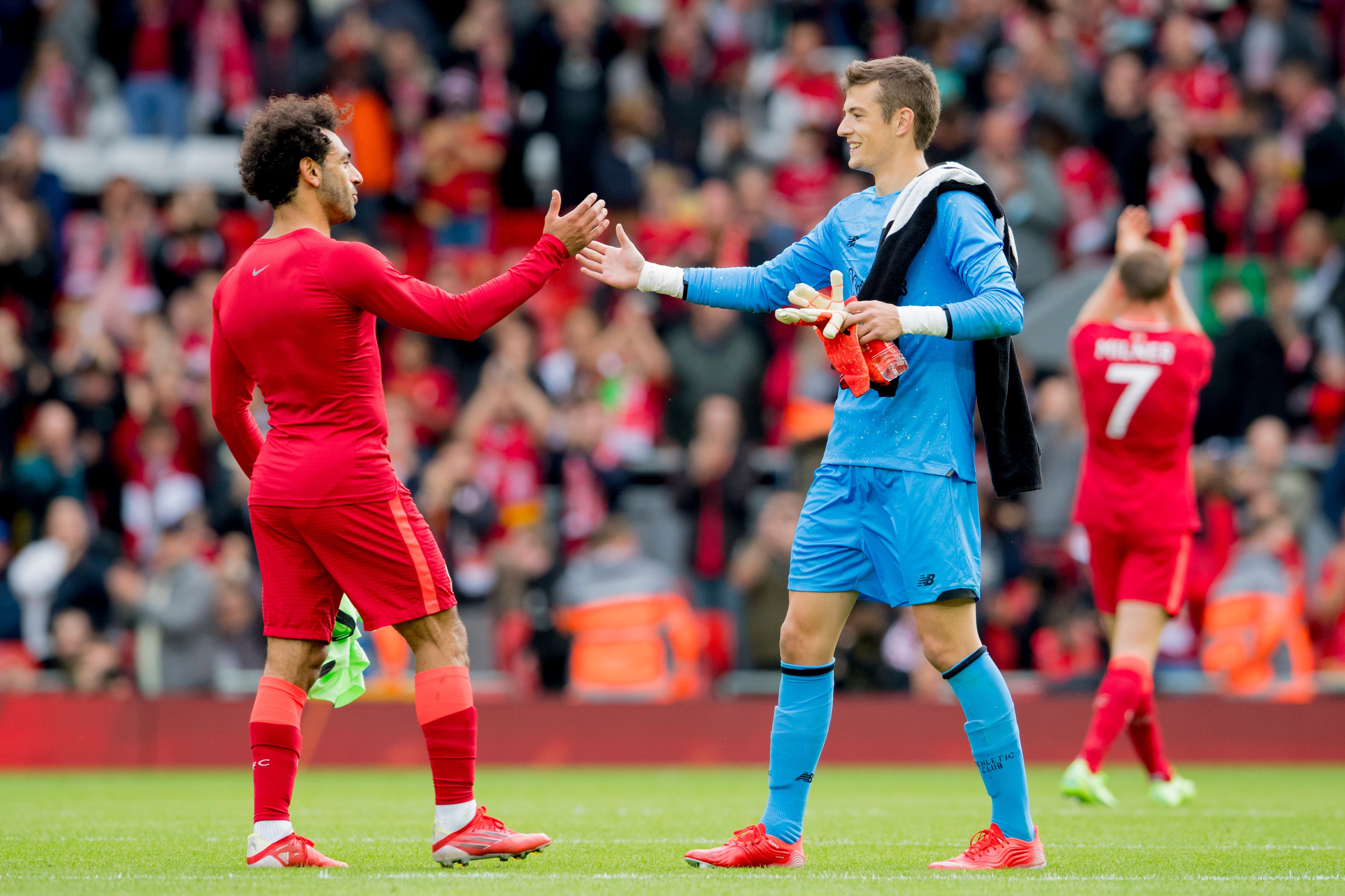 Mo Salah saluda al portero Julen Agirrezabala en un partido amistoso de pretemporada ante el Liverpool FC en Anfield.