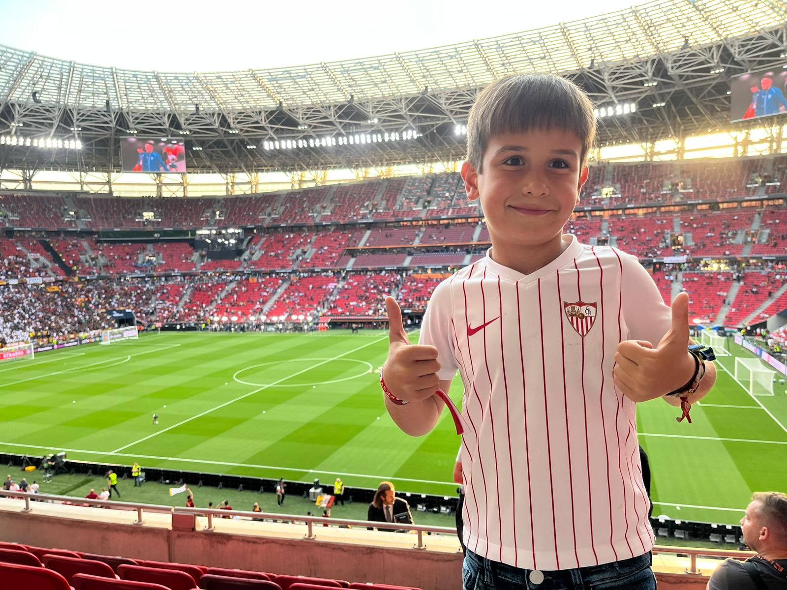  Agustín García, en el Puskas Arena con la camiseta de su hermano pequeño.