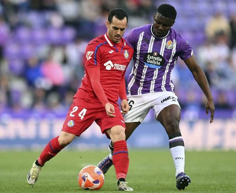  Aidoo encima a Juanmi.