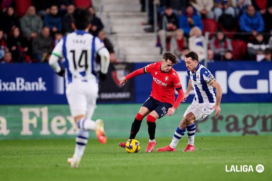  Aimar Oroz y Mikel Oyarzabal en un lance del Osasuna-Real Sociedad de LALIGA del pasado domingo.