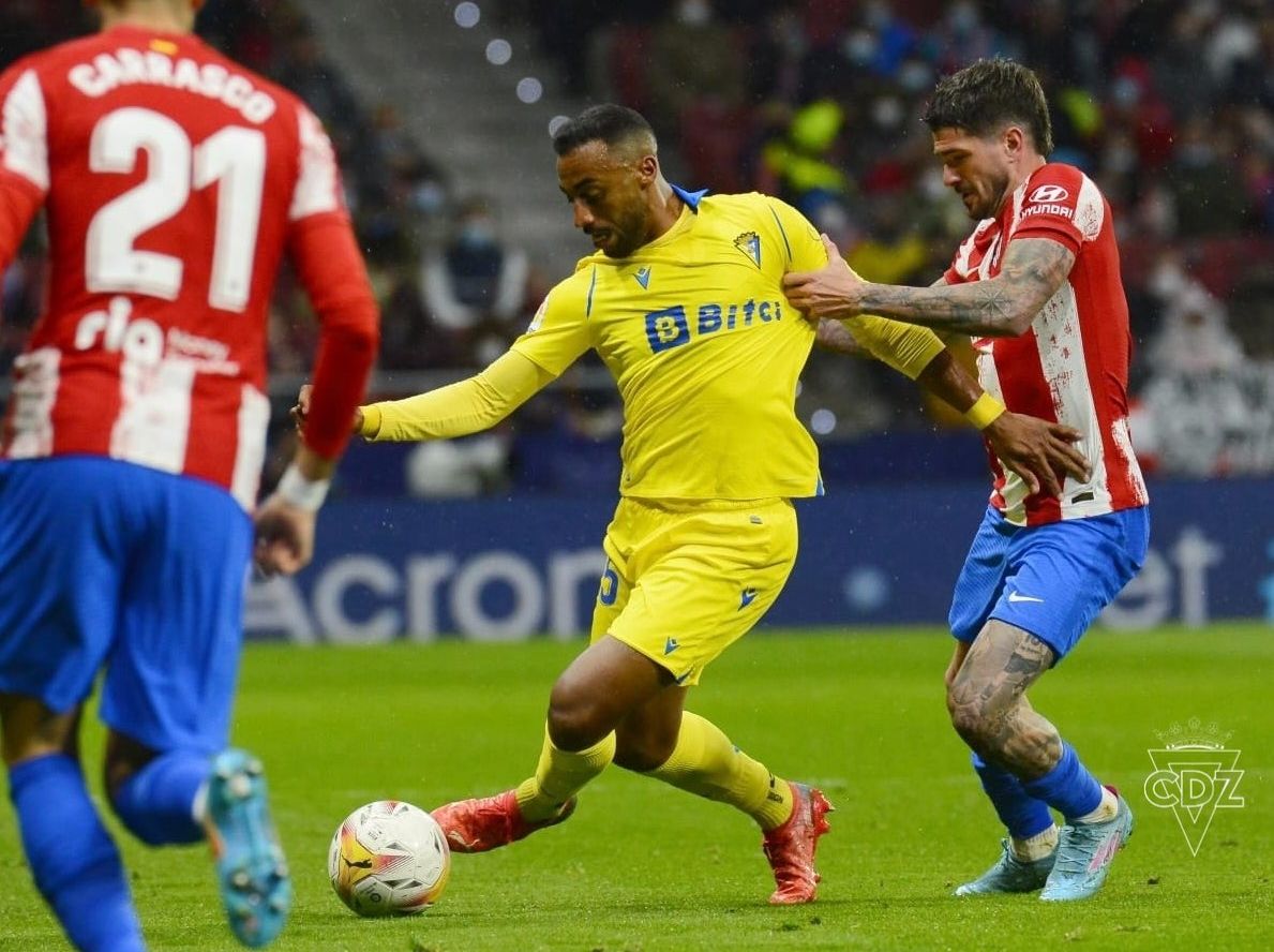 Akapo se zafa de De Paul durante el Atleti-Cádiz (Foto: CCF).