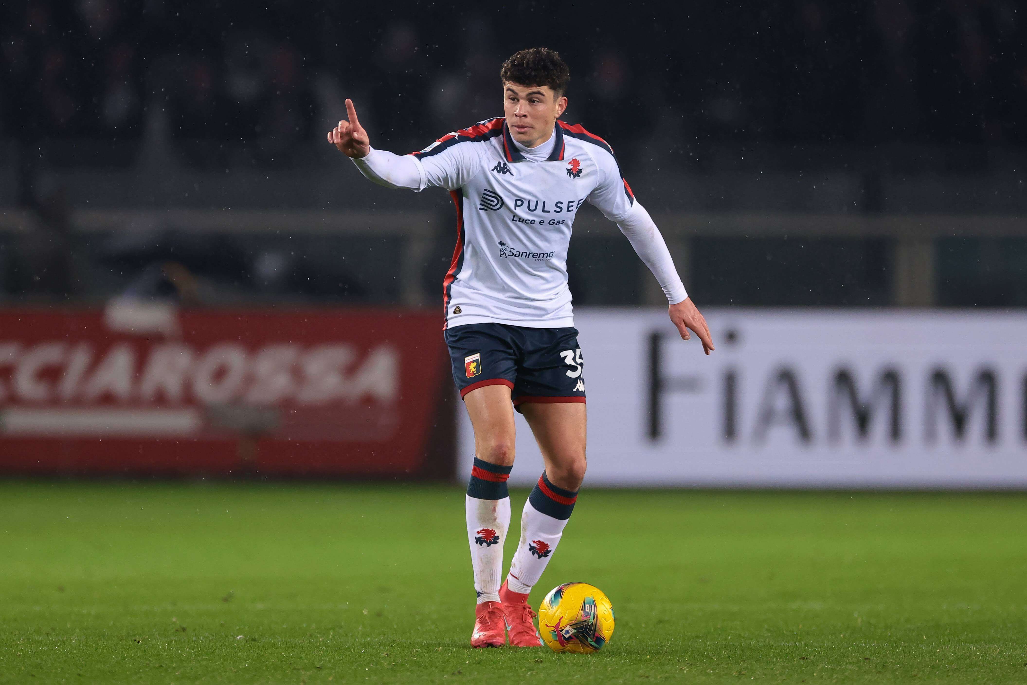  Alan Matturro da instrucciones durante un partido del Génova.
