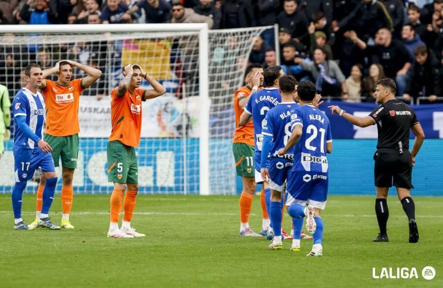 Gil Manzano y los jugadores del Alavés y el Valencia tras señalar penalti.