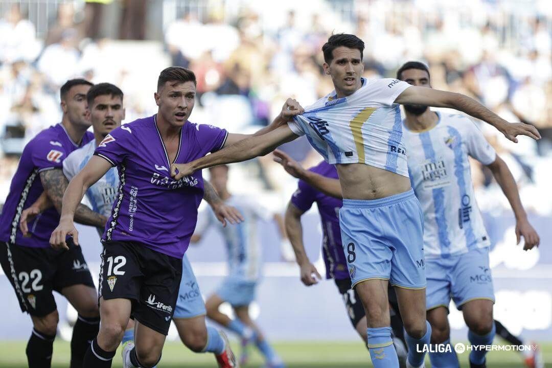 Alberto del Moral pelea por la posición durante el Málaga-Córdoba.