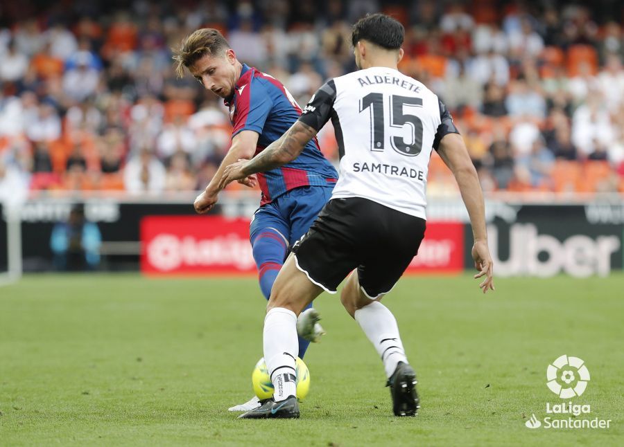  Alderete y Bardhi en el derbi de Mestalla.