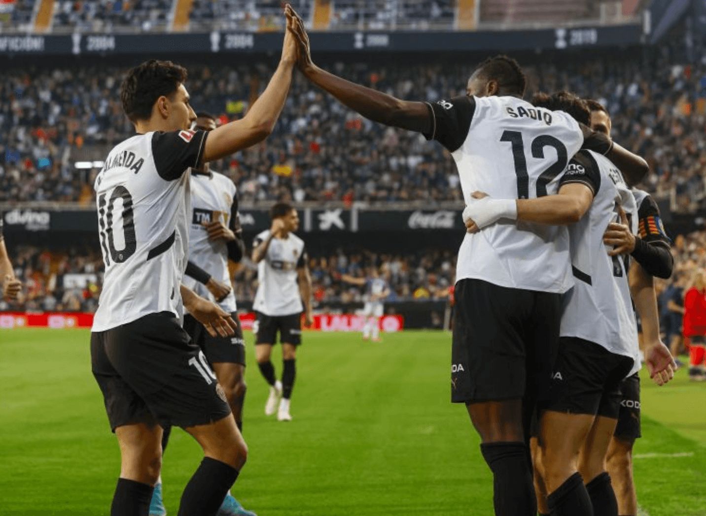 Alegría por un gol del Valencia CF en Mestalla