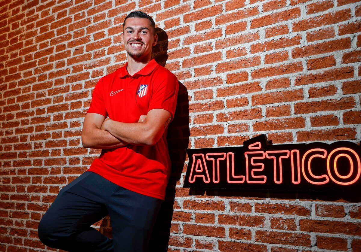 Alejandro Iturbe posa tras renovar con el Atlético de Madrid (Foto: ATM).