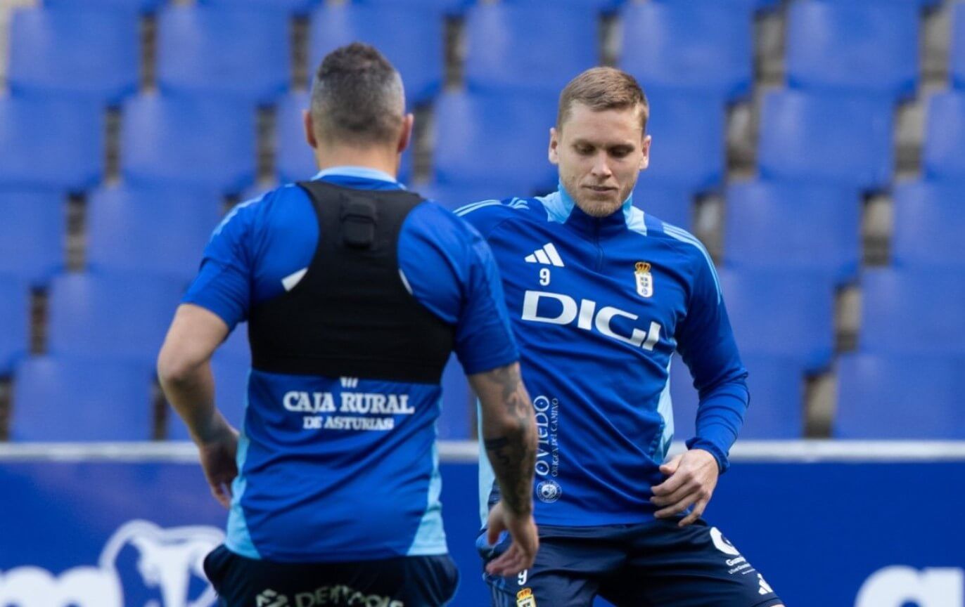  Alemao y Santi Cazorla, en un entrenamiento del Real Oviedo.