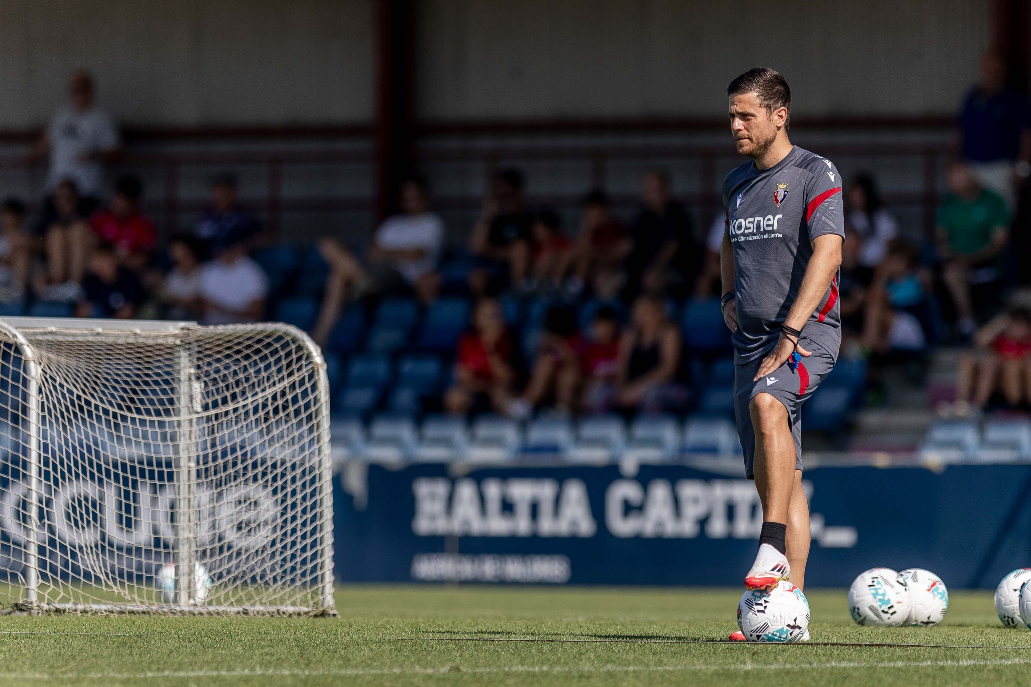  Alessio Lisci dirige un entrenamiento de Osasuna.