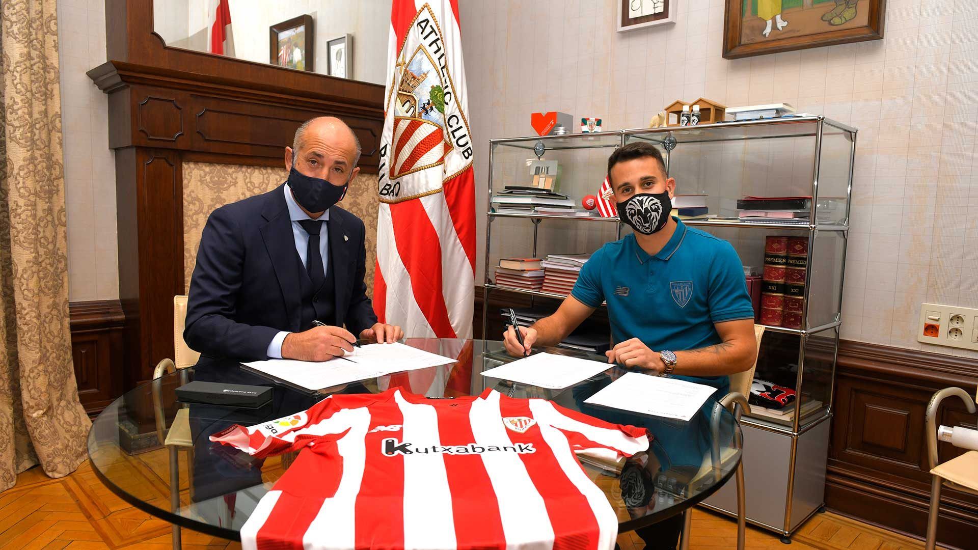  Álex Berenguer firma su contrato con el Athletic de la mano de Aitor Elizegi.