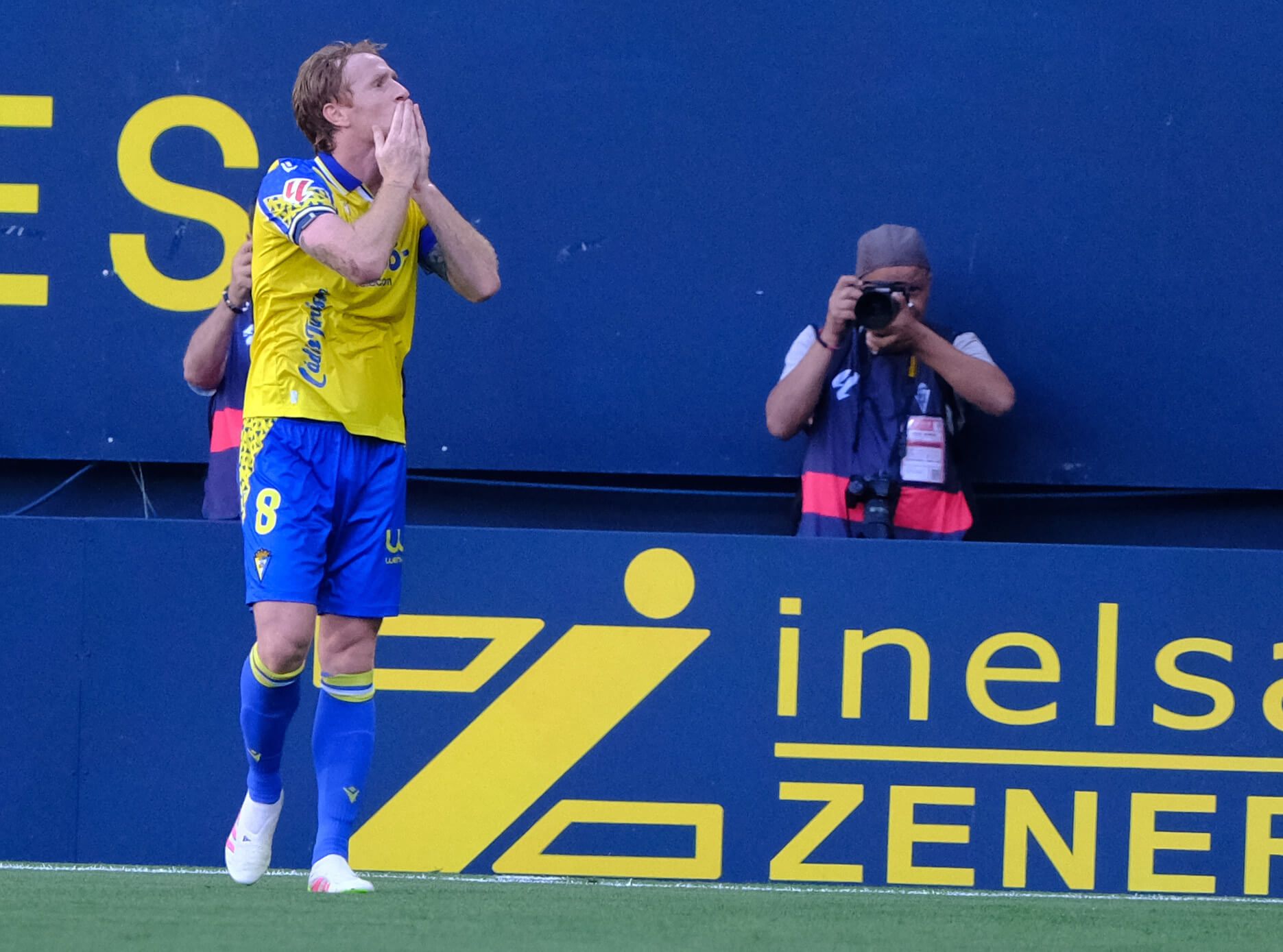 Álex Fernández celebra un gol con el Cádiz ante el Huesca (Foto: LALIGA).