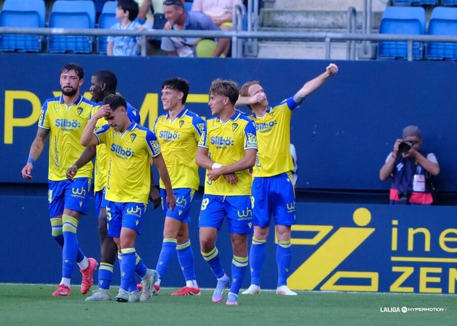 Álex Fernández celebra su gol al Huesca.