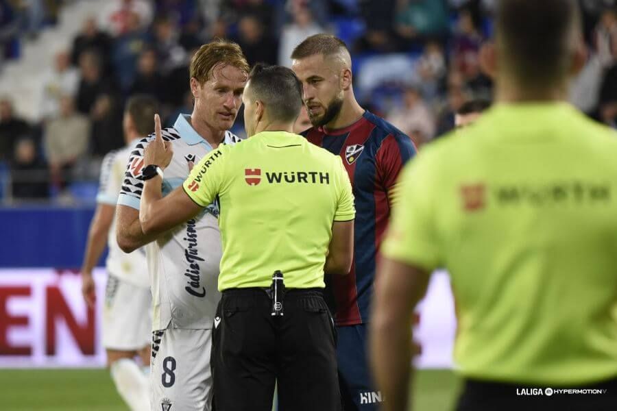 Álex Fernández, durante el partido del Cádiz ante el Huesca.