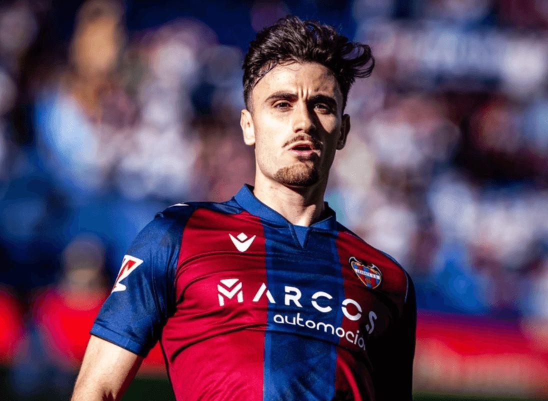 Álex Forés, en un partido con el Levante.