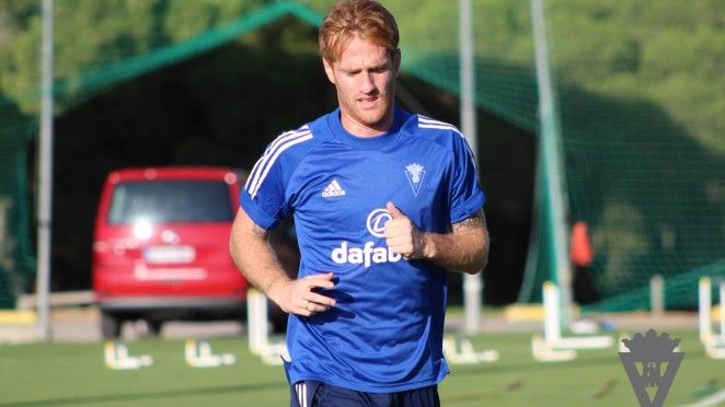  Álex Fernández, durante un entrenamiento con el Cádiz.