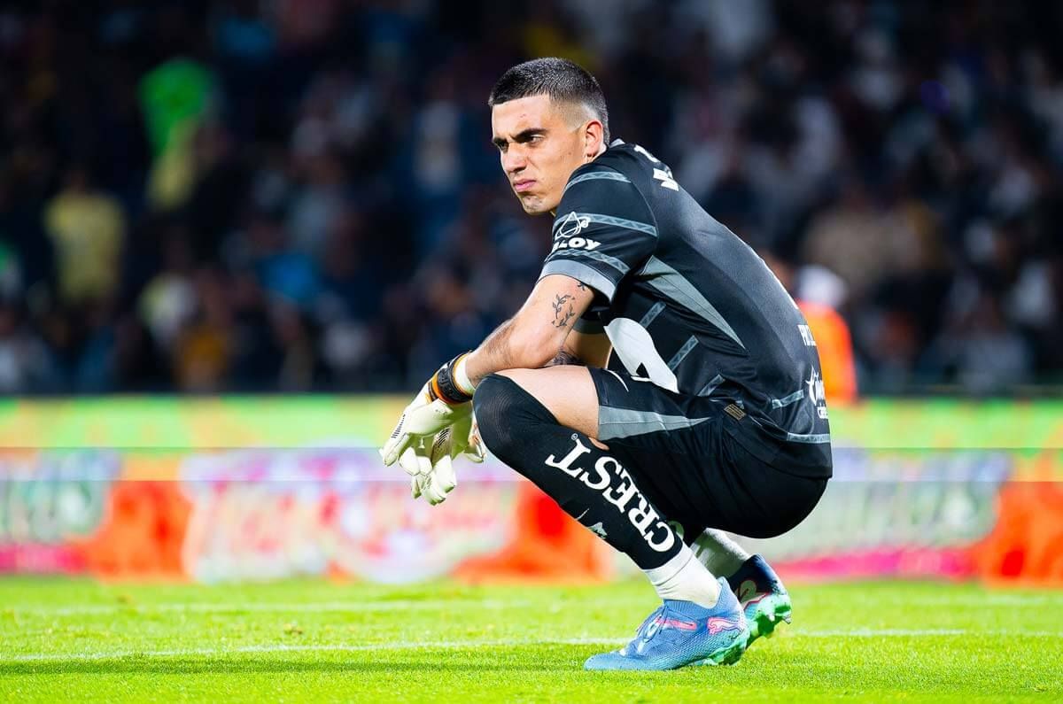 Álex Padilla, durante un partido con Pumas.