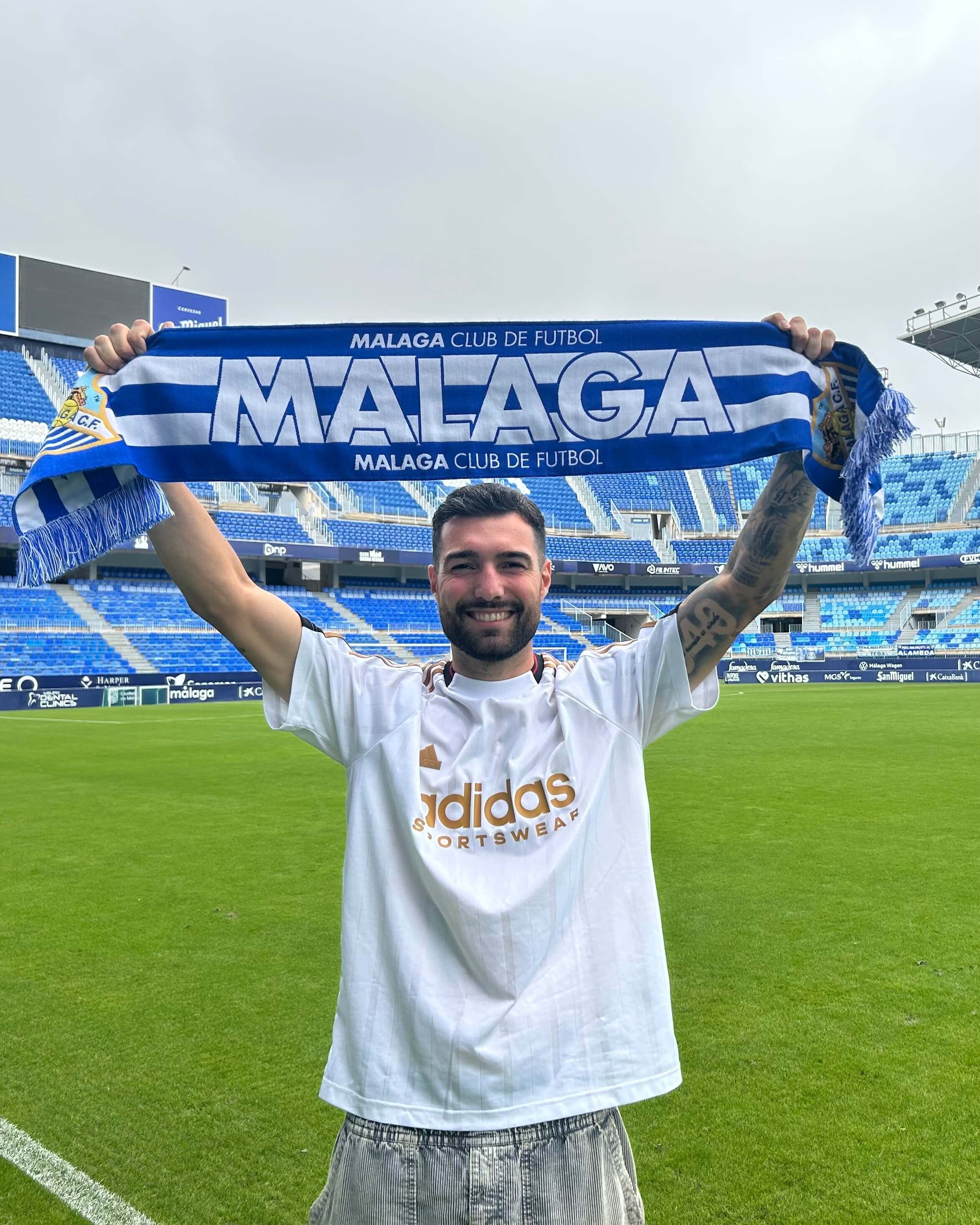  Álex Pastor posa para ElDesmarque en el templo de Martiricos.