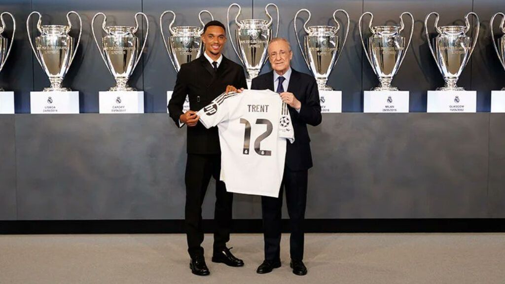  Alexander-Arnold posando con la camiseta del Real Madrid junto a Florentino Pérez (Fuente: Real Ma