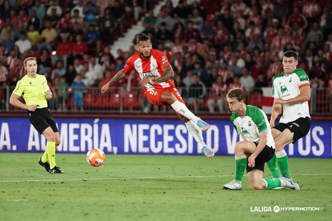 La defensa del Racing tapa un tiro de Luis Suárez en Almería.