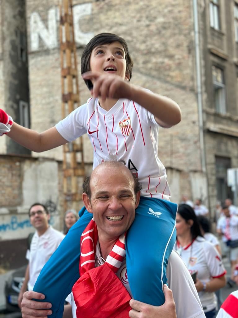  Álvaro Fernández, en el corteo camino del Puskas Arena.