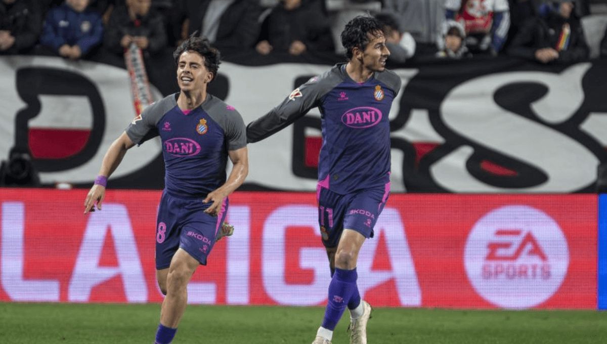 Álvaro Aguado (izquierda), en el último duelo ante el Rayo.