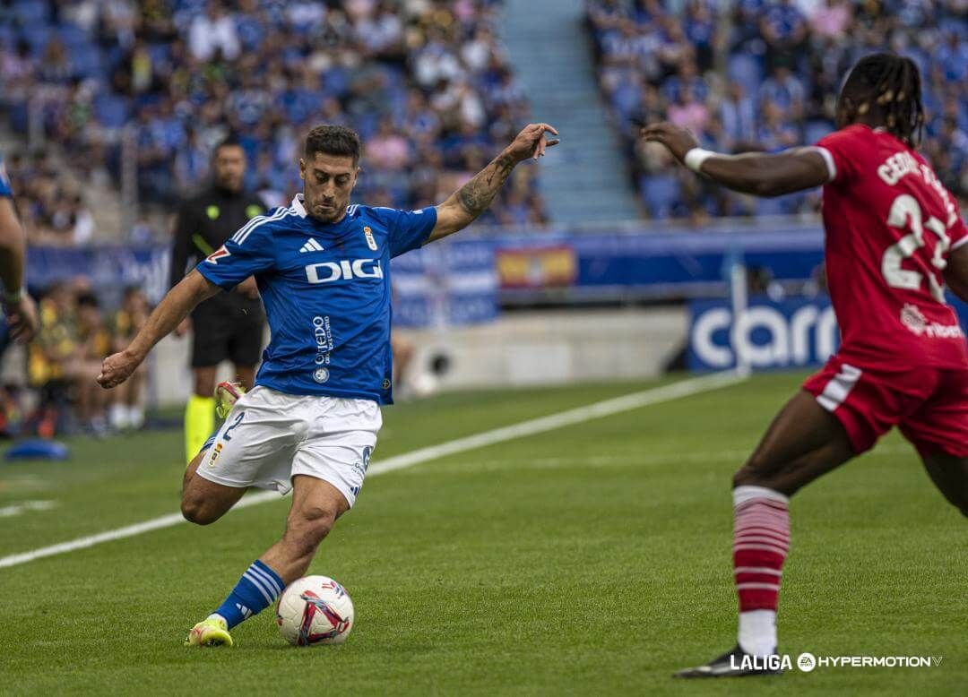 Álvaro Lemos da un pase durante el Real Oviedo-Cartagena (Foto: LALIGA).