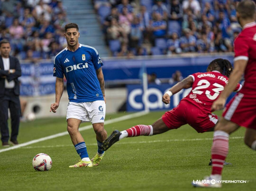  Álvaro Lemos da un pase durante el Real Oviedo-Cartagena.