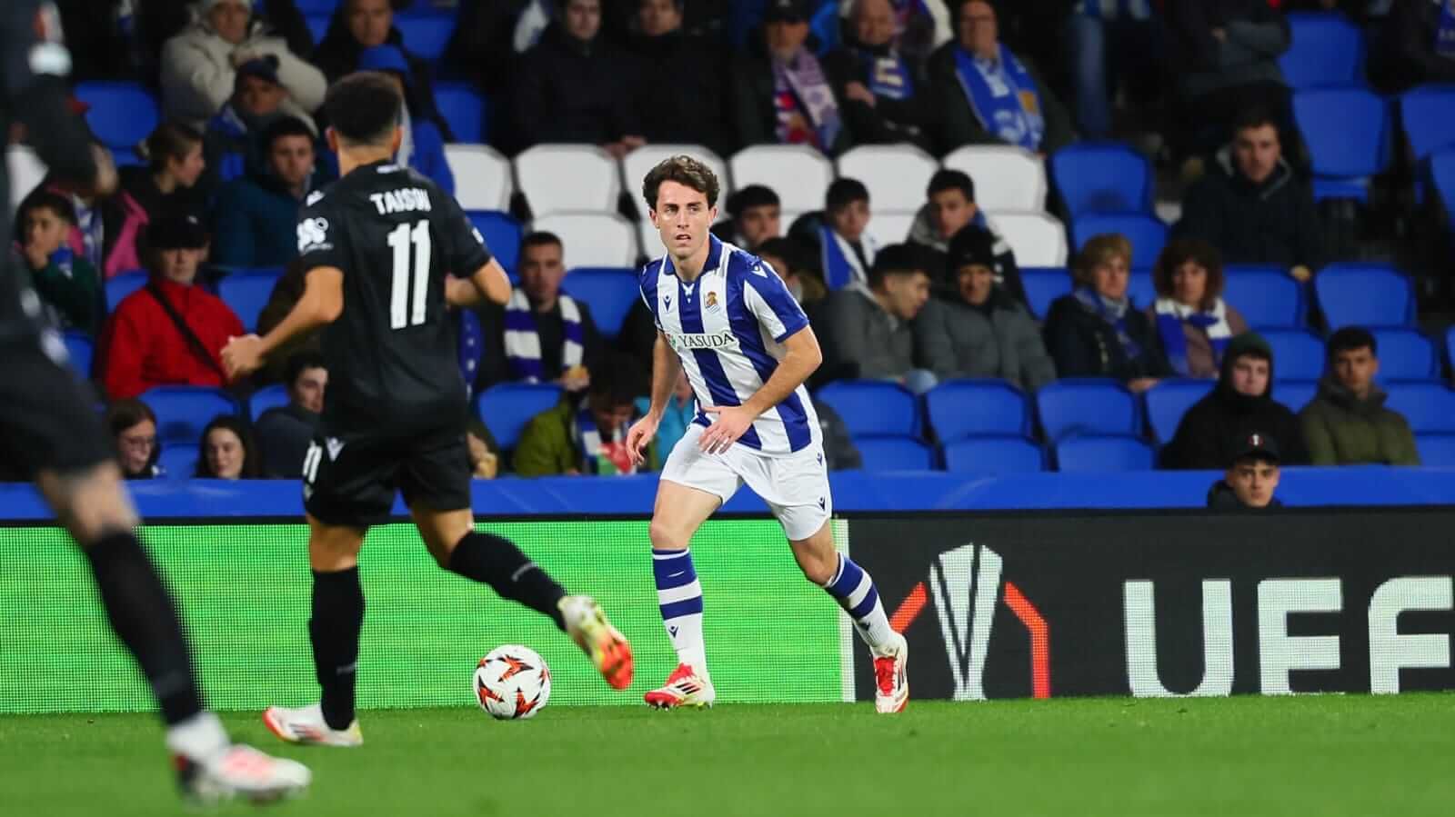 Álvaro Odriozola conduce un balón en el Real Sociedad-PAOK.