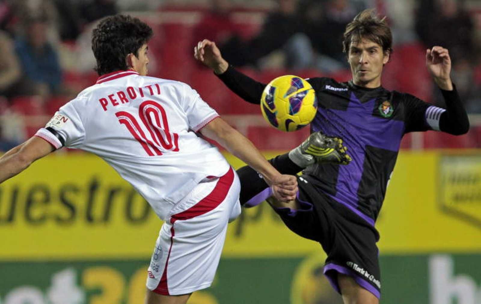 Diego Perotti, con el Sevilla, pugna con Álvaro Rubio en el Estadio Ramón Sánchez-Pizjuán en la temporada 2012/2013.