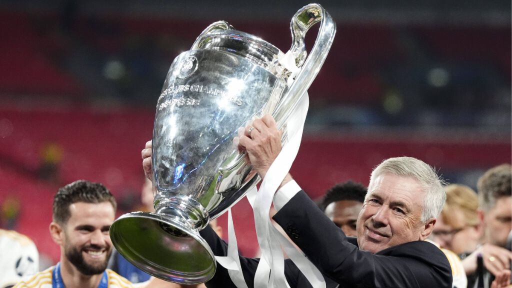 Carlo Ancelotti levantando la Champions (Cordon Press)