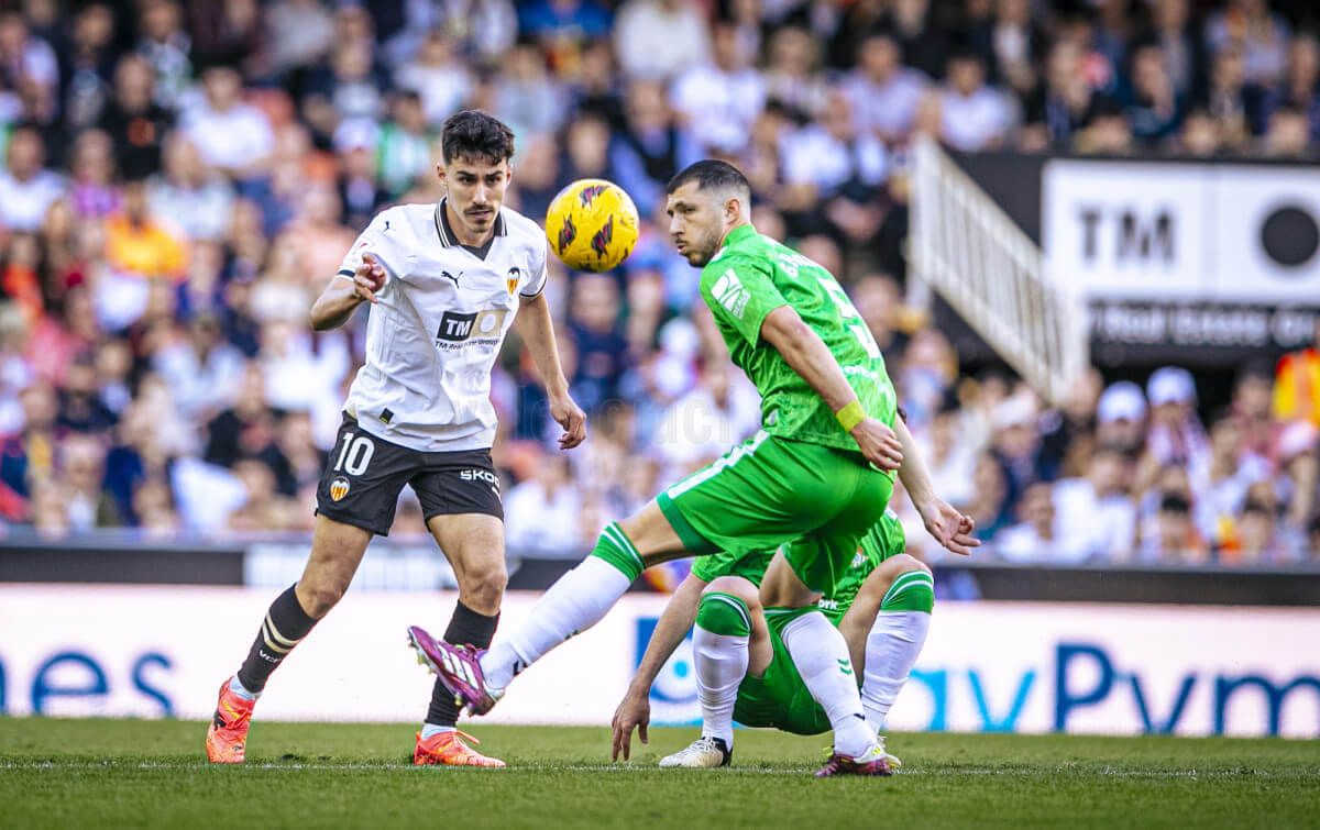  André Almeida en Mestalla contra el Betis
