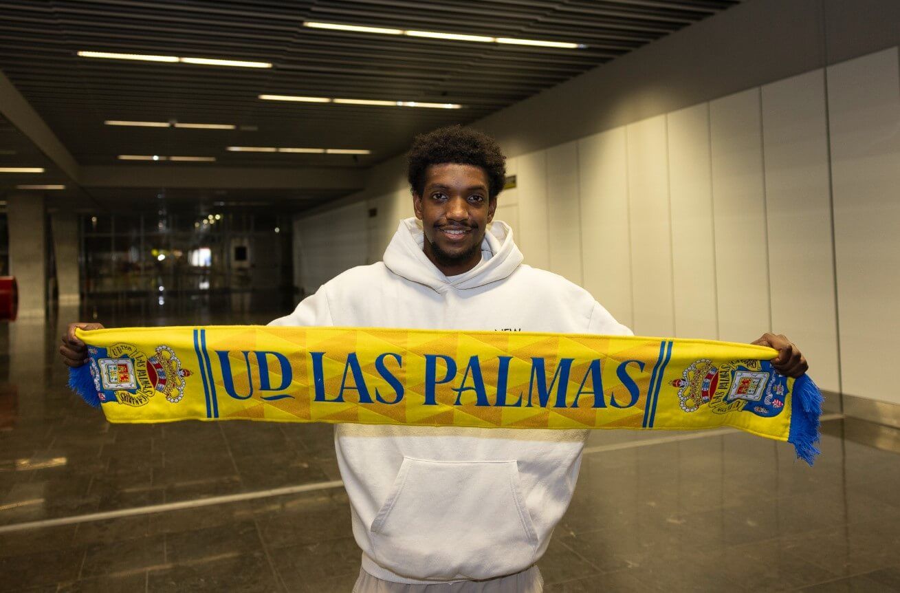  Andy Pelmard llega al aeropuerto de Las Palmas tras su fichaje.