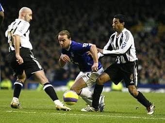 Andy van der Meyde, durante un Newcastle-Everton.