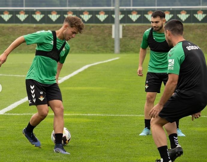  Ángel Ortiz, con el Betis en Austria.