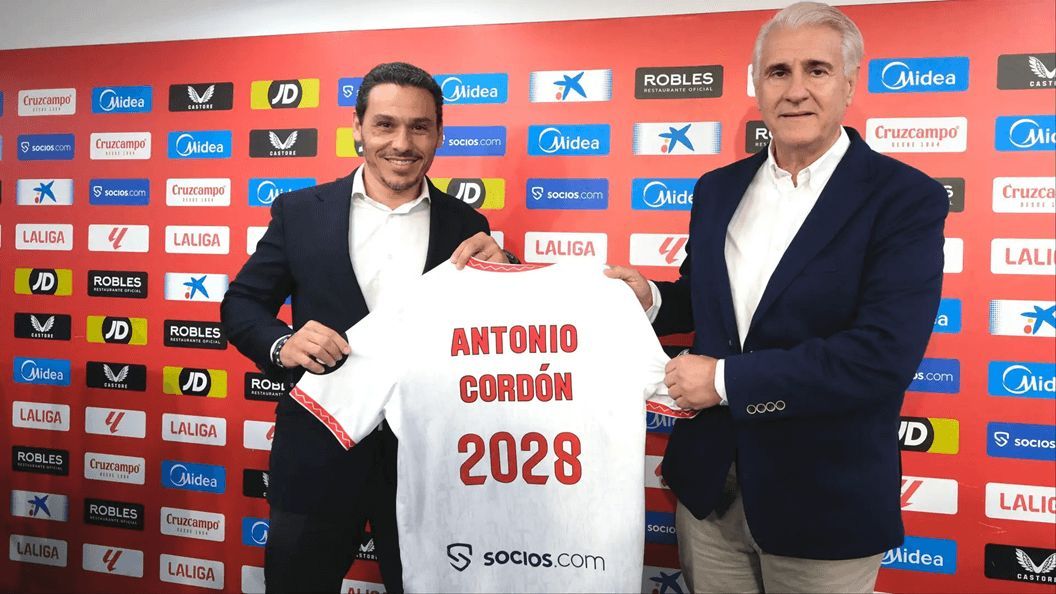  Antonio Cordón y Del Nido Carrasco, en su presentación con el Sevilla.