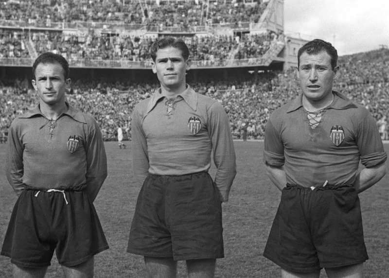  Antonio Puchades, en medio de la fotografía, en un partido en Mestalla en la temporada 1947-48