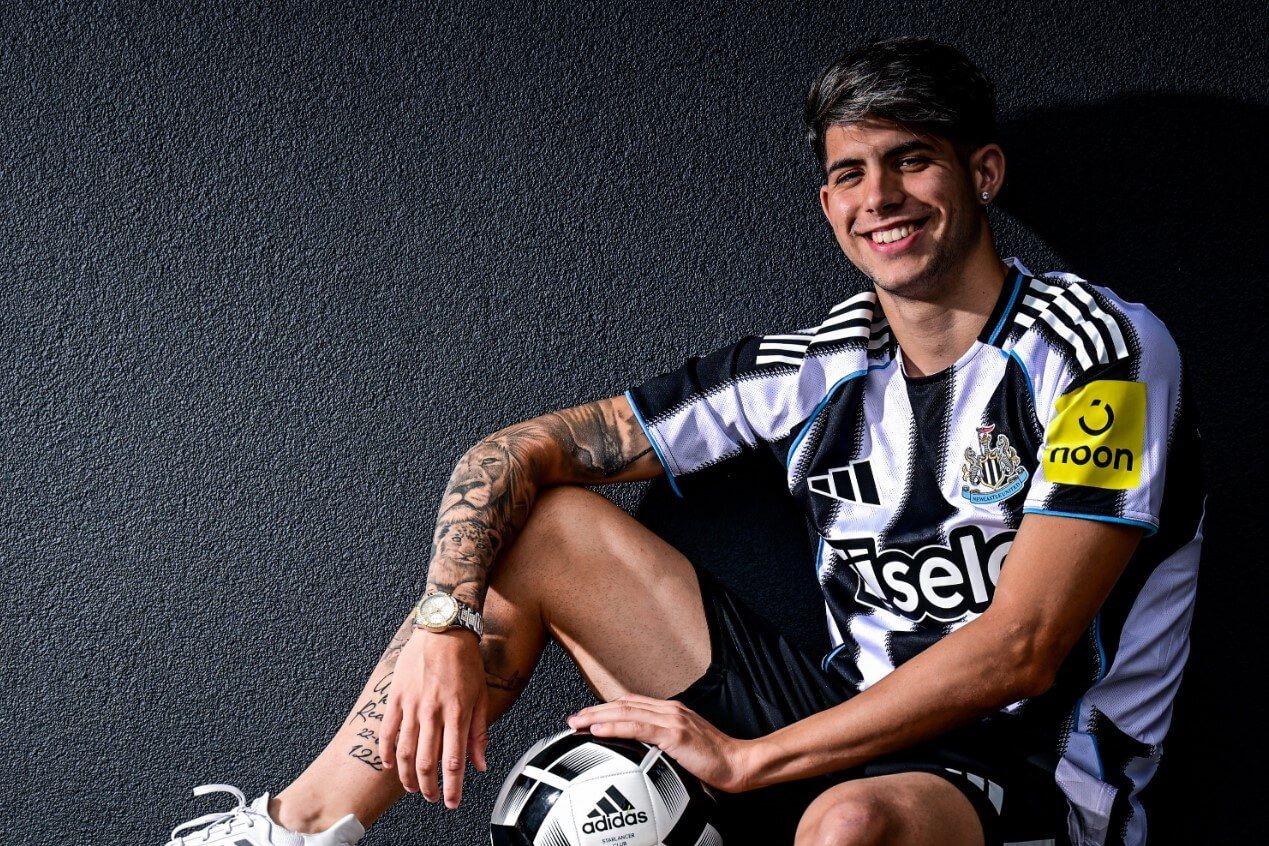  Antoñito Cordero posa en su presentación con el Newcastle.