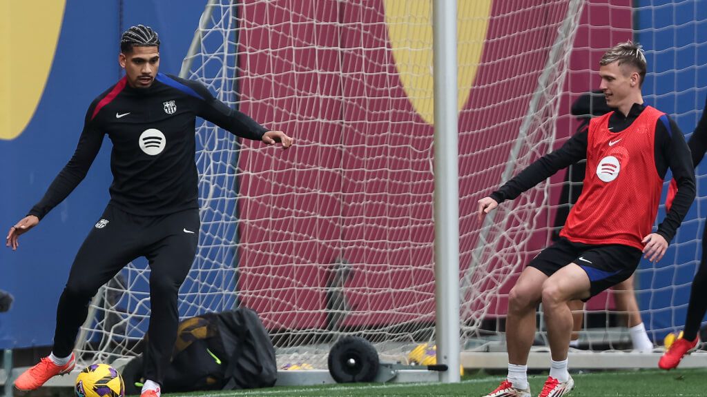 Ronald Araujo y Dani Olmo durante un entrenamiento del FC Barcelona (Fuente: Europa Press)