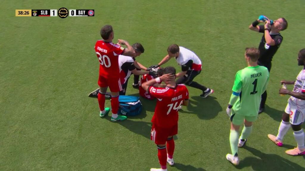  El árbitro del encuentro bebe agua del bidón de Neuer (Telecinco)