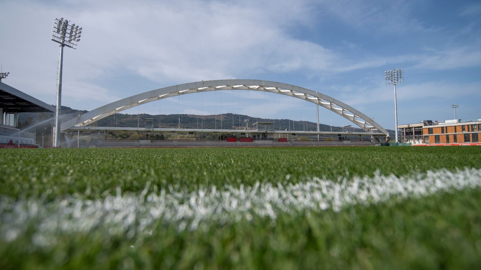 El bello arco sobre la tribuna y el césped de Lezama.